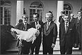 1971年，美国总统理查德·尼克森收下所获赠的火鸡
