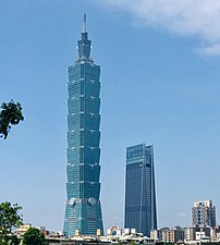 台北101和一旁的台北南山广场