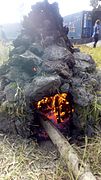 烧窑：起火并将柴火放入窑内，使土块烘烤至高温。