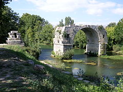 昂布鲁瓦桥（法语：Pont Ambroix）遗址