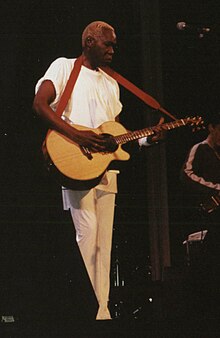 Geoffrey Oryema during a concert in Mainz, Germany, 13 March 2001