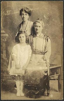 Hannah Greenebaum Solomon with daughter and granddaughter, 1918