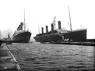 1912年3月6日，泰坦尼克号（右）与奥林匹克号（左）的最后一张合照
