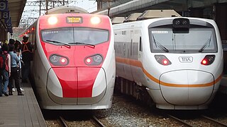 台铁的2款摆式列车：普悠玛号（左）与太鲁阁号（右），大幅缩短东部干线行车时间