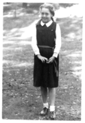 穿着无袖制服的女学童，摄于1950年代。