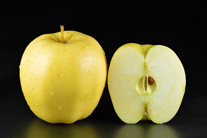 图为金冠苹果。