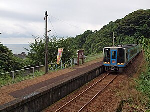 土佐白滨站全景，一辆南风号列车正驶往佐贺公园方向，2010年7月10日摄。