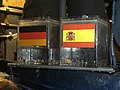 这是工作人员预先准备贴好德国及西班牙国旗的透明玻璃箱，并可见玻璃箱内藏青口。