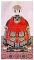 七十四代衍聖公繼配畢夫人衣冠像。清代漢族命婦服飾是明代命婦服飾的延續，保留了鳳冠霞帔等特點，屬於清朝漢族女性最高等級禮服，同時也可作為婚服之用。