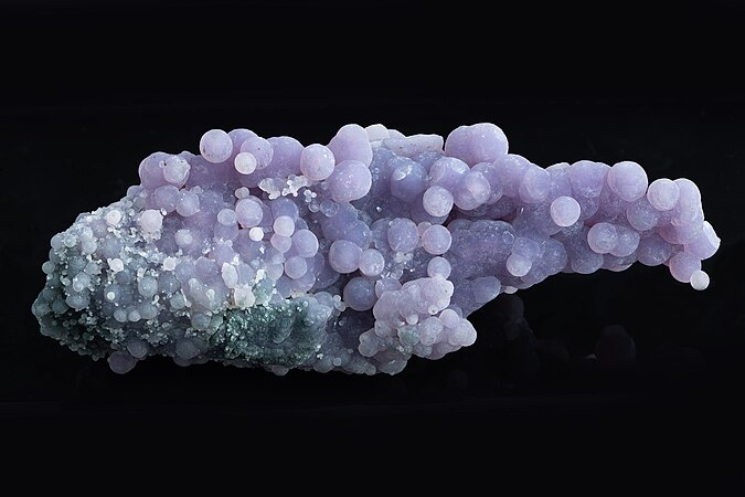 图为产自印尼的葡萄状紫葡萄玛瑙玉髓。
