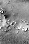 背景相机拍摄的罗斯陨击坑部分区域显示了下一张高分辨率成像科学设备图像的背景。