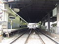 京王線車站內 從月台可見大轉彎的彎道 （2007年10月）