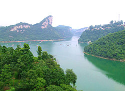 半邊山遠景，前方是花溪水庫