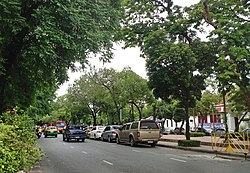 西里蓬路（Nakhon Siri Phong），龙玛尼那公园（英语：Rommaninat Park）前