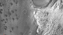 火星勘测轨道飞行器背景相机拍摄的特鲁夫洛撞击坑内的山丘岩层，注：这是一张放大后的照片。.