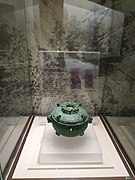 青铜食器，春秋时期（公元前475年至公元前221年）。于1986年在岳阳县港口镇莲塘村出土。这是岳阳博物馆中最珍贵的宝藏。