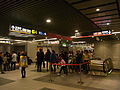 大安站的淡水信义线站台于2013年11月启用[3]后，乘客可经换乘通道，透过1楼大厅前往文湖线架空站台。