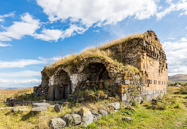 图为洛里堡垒内的教堂遗址，该11世纪堡垒位于亚美尼亚洛里省。该堡垒于1065年由大卫·安霍金为基乌里克王国的未来首都所建造。
