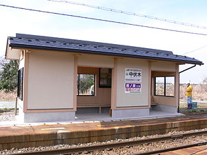 往越潟方向站台的候车站房（2010年3月）
