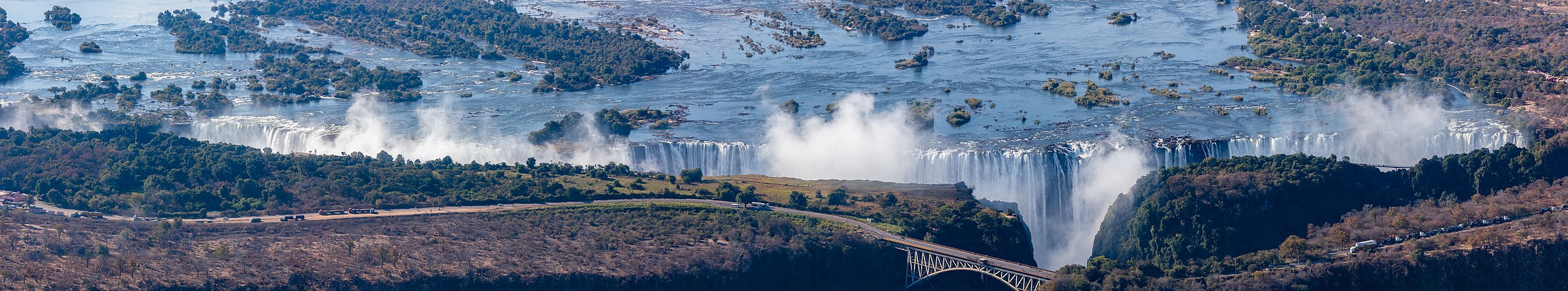 赞比西河维多利亚瀑布全景照。