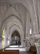 东部侧廊，示四尖券肋架拱顶，其南端设有小经堂，东侧接告解室和登临钟楼的通道