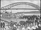 1939年，时任澳大利亚总理约瑟夫·莱昂斯在悉尼突发心脏病离世。照片摄于其遗体在葬礼后于便利朗角登上军舰，归葬其位于塔斯马尼亚州的故里。