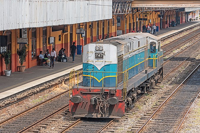 圖為一列於斯里蘭卡可倫坡馬拉達納鐵路站的柴油機車—斯里蘭卡鐵路M4機車。