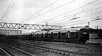 一列8節編組的電力動車組到達庫爾拉站，1924年左右