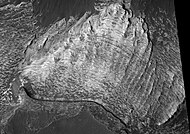 高分辨率成像科学设备显示的欧克西亚沼区厄俄斯混沌中的浅色地层。