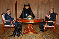 2003年，普京在索契会见白俄罗斯总统卢卡申科，科尼坐在地上。