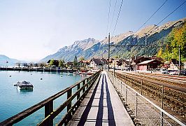 From left to right: ferry pier, Brünig line platforms, BRB terminus.