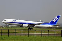 全日本空输的波音767-300ER型客机在广州白云国际机场起飞