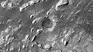 显示了克罗姆林陨击坑内的层状岩垛和一座小陨石坑，火星勘测轨道飞行器背景相机拍摄，注：这是之前这是前一幅陨坑图像的放大版。