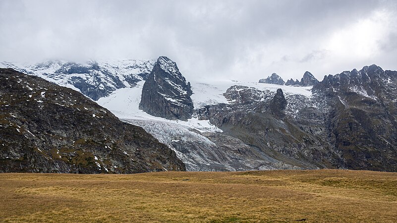 圖為在秋季新雪的雲霧下的索菲亞山（海拔3,637米）和索菲亞冰川，位於高加索山脈上的卡拉恰伊-切爾克斯。