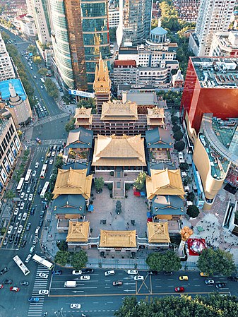 图为自空中俯瞰上海静安寺。静安寺坐落于上海市中心的静安区，是上海四大佛寺之一，中国江南地区的重要寺院。