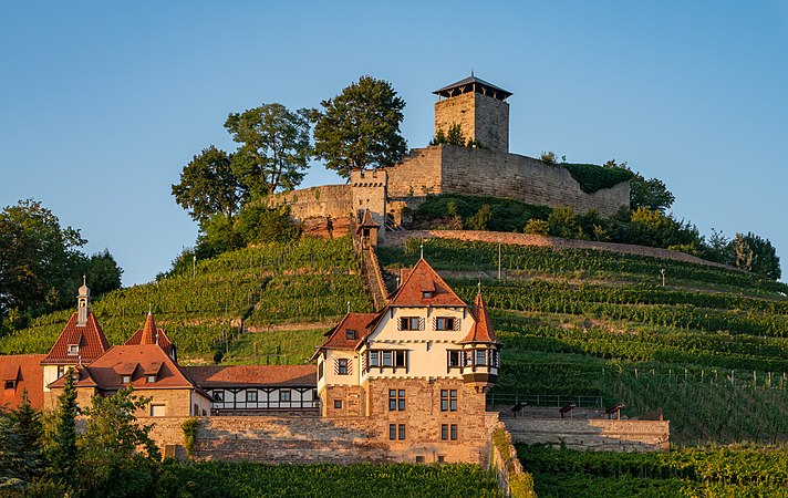 位於德國拜爾施泰因的霍恩貝爾施泰因城堡（Hohenbeilstein castle，圖上）及Unteres Schloss（圖下）之外觀。Unteres Schloss是一幢於1906至1908年間建造、採用歷史主義風格的登錄別墅（listed villa）。