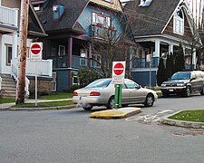 一辆汽车违反道路的行车方向限制（二车道道路其中一侧入口除脚踏车外禁止驶入）