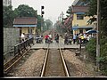 火车通过后，行人穿过铁路道口,摄于宁铜铁路南京段