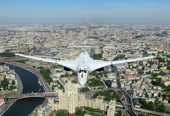 图为2014年莫斯科胜利日阅兵（英语：2014 Moscow Victory Day Parade）时，飞越莫斯科的Tu-160轰炸机。
