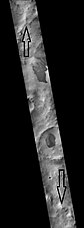 火星勘测轨道飞行器背景相机拍摄的施密特陨击坑，箭头指示了陨坑的南北边缘。