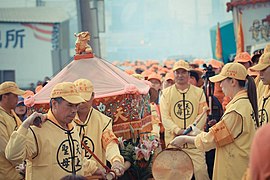 扛妈祖神轿的轿夫及工作人员。