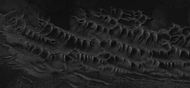 上一幅诺克提斯迷宫地表照片中，复杂、黑色的沙丘特写。