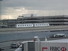 從4號航廈遠眺行駛中的甘迺迪國際機場捷運列車