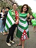 妇女穿着阿布哈兹共和国国旗图案的衣服