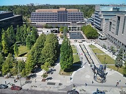 賴士民廣場一景，後為北約克市政中心（英語：North York Civic Centre）