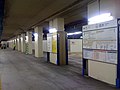 在月台層內側線路上鋪設人工地板連通兩月台（2010年4月）