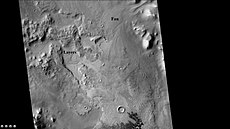 火星勘测轨道飞行器背景相机拍摄的琼斯陨击坑，已标注出坑底岩层、冲积扇和沙丘区域。