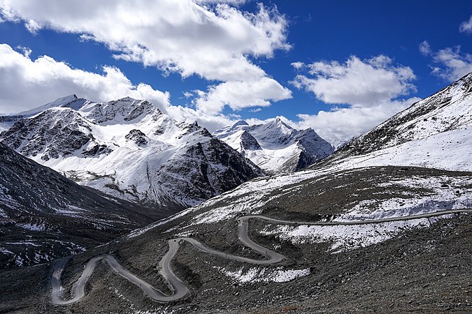 图为通往辛戈拉的蜿蜒山路，辛戈拉是连接喜马偕尔邦的拉豪尔区和拉达克的藏斯卡区的北印度山口，位于喜马拉雅山海拔5,090米之处。