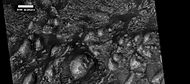 HiWish计划下高分辨率成像科学设备看到的菲尔索夫陨击坑中的岩层，注：该图像区可在前面菲尔索夫陨击坑中的岩层照片中找到，如火星勘测轨道飞行器背景摄像机所拍摄的。