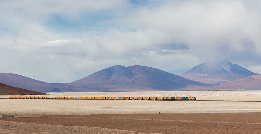 图为穿越玻利维亚西南部阿斯科坦盐滩西边的安托法加斯塔-玻利维亚铁路。